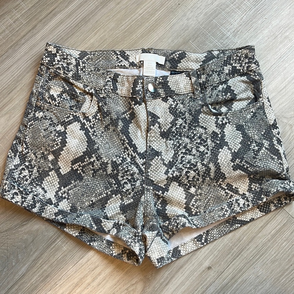H&M snake 🐍 print shorts